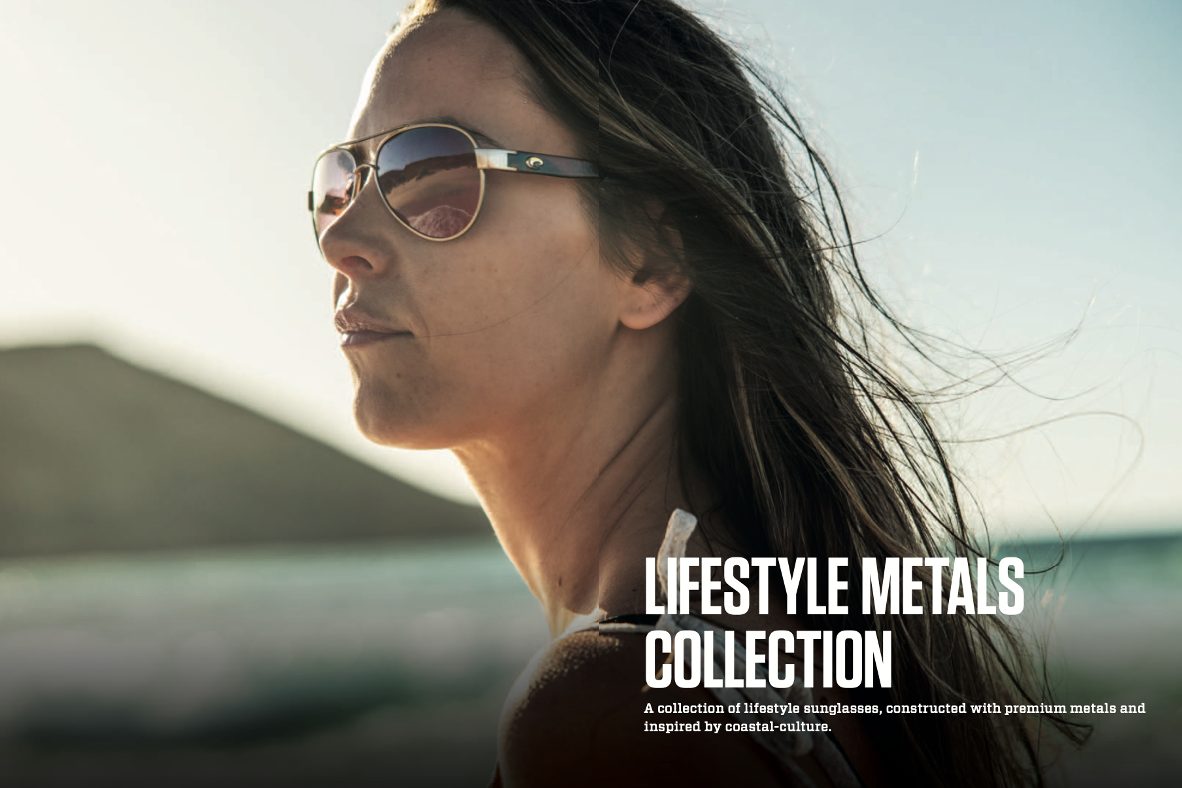 Mujer con lentes Costa del Mar Lifestyle Metals Collection en el mar