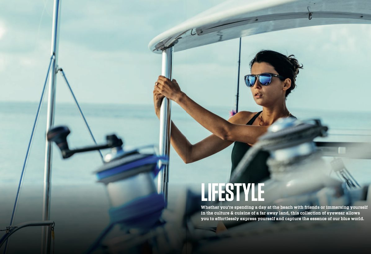 Mujer navegando en velero con lentes polarizados Costa del Mar